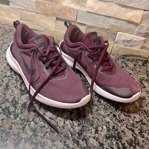 Nike maroon women’s Flex 7.5